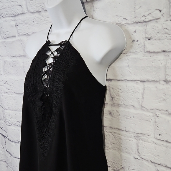 Black Lace Cut Out Front Tank Top - Picture 4 of 6